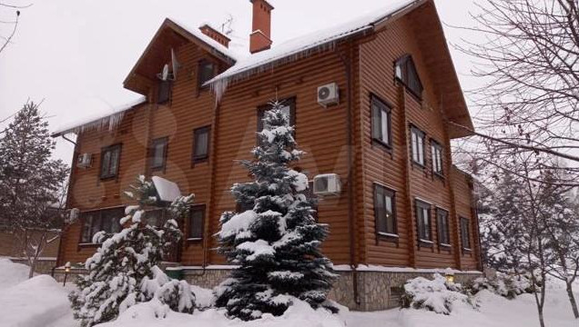 Дом площадью в&nbsp;600 квадратных метров расположен в&nbsp;поселке Алтан.