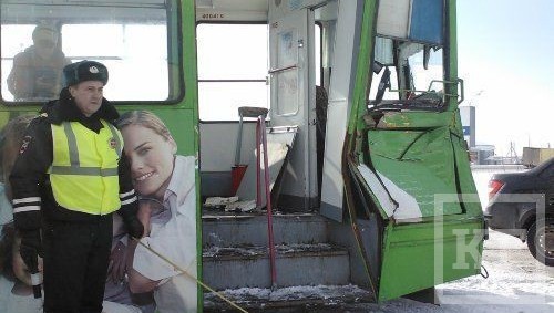 Сегодня утром в Набережных Челнах напротив центральной проходной автомобильного завода «Камаз» в трамвай въехал водитель на взятом в аренду «ВАЗ-2114». Образовалась пробка