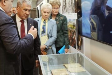 Президенту республики показали архивные документы