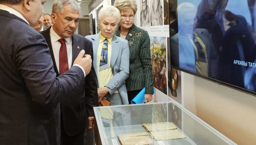 Президенту республики показали архивные документы