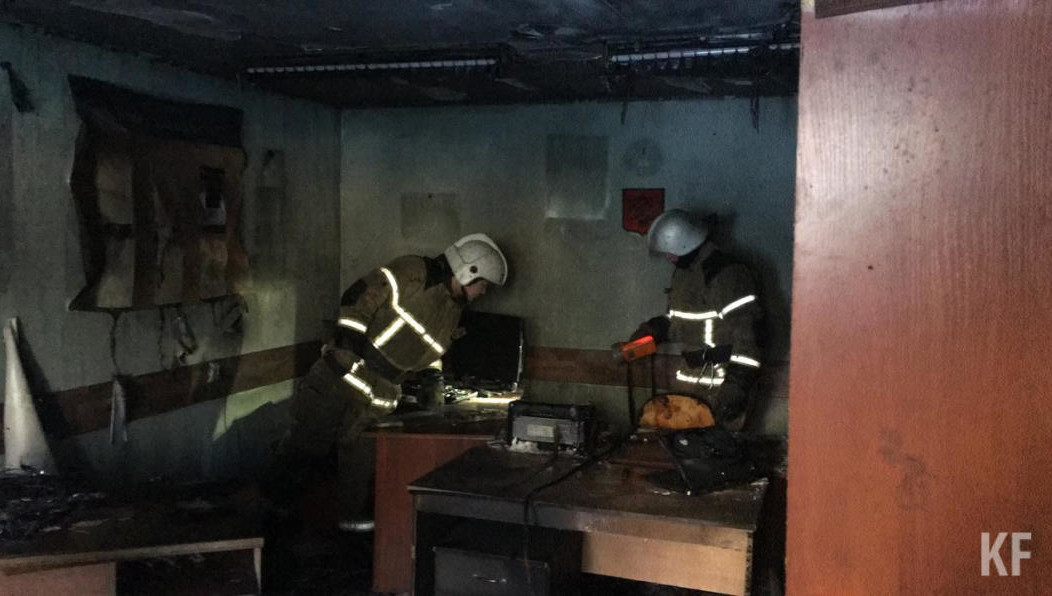 В начале они услышали сильный хлопок