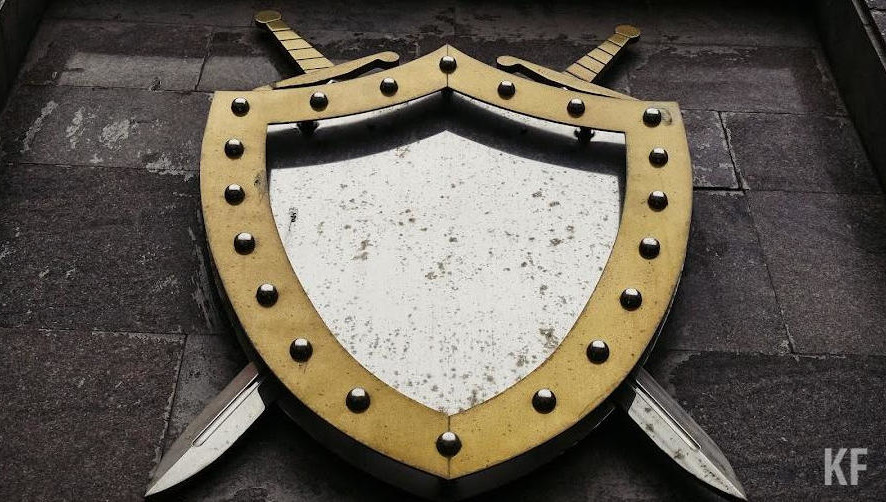 Мужчина купил и установил там 20 мониторов