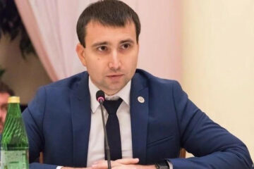 Чиновник работал замруководителя департамента &mdash; начальника Управления по взаимодействию с институтами гражданского общества Департамента президента Татарстана по вопросам внутренней политики.