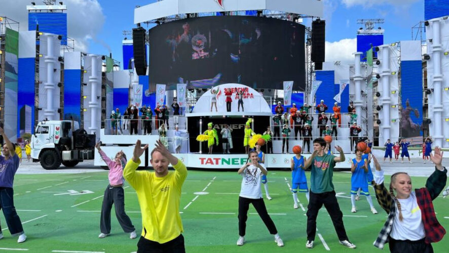 Днем на площади Ленина устроили театрализованное шоу