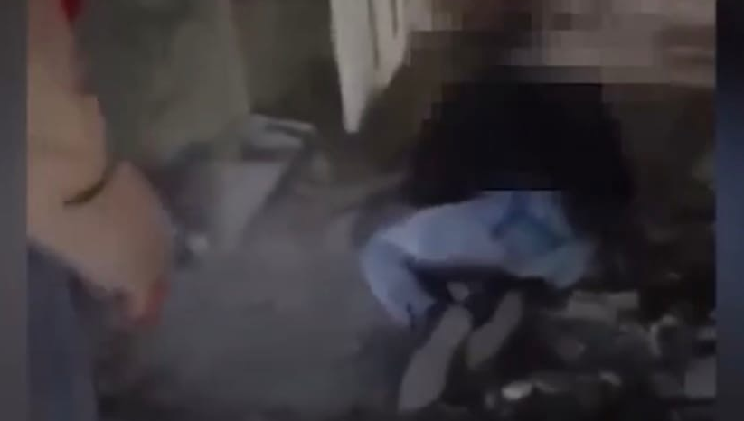 Девочки со всей силы бьют шестиклассницу ногами по лицу.