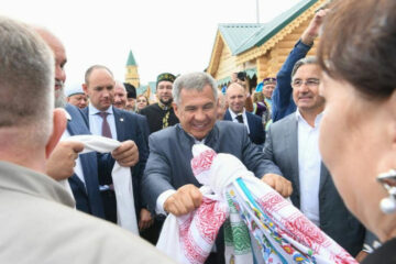 Глава Татарстана посетил местную соборную мечеть «Мунира».