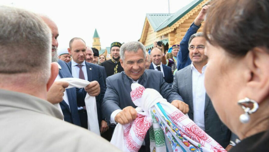 Глава Татарстана посетил местную соборную мечеть «Мунира».