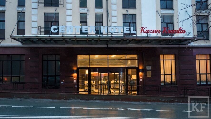 Отель расположен в 100 метрах от станции метро «Кремлевская» и Казанского кремля
