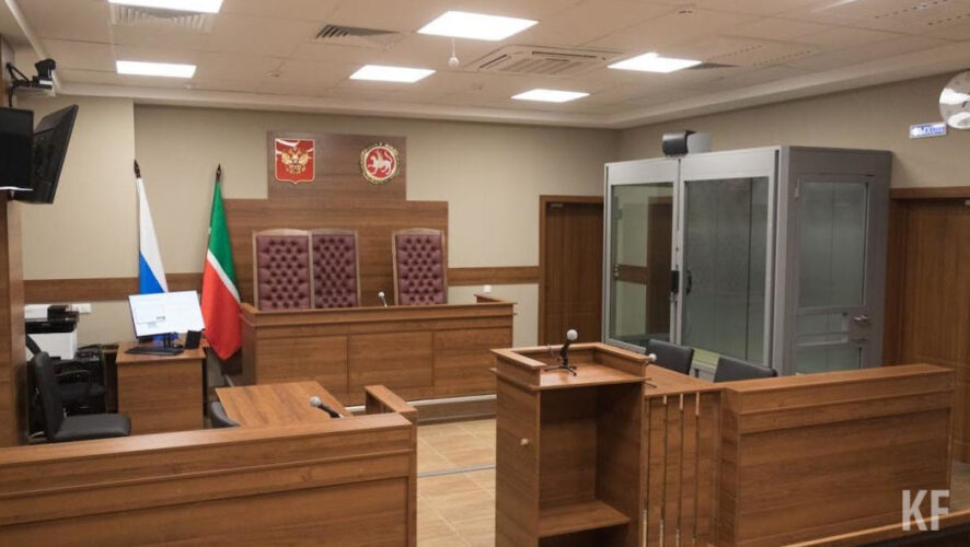 Юноша ползком спускался с лестницы.