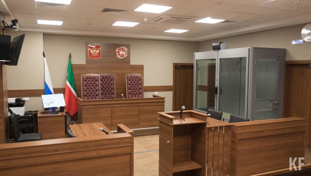 Юноша ползком спускался с лестницы.