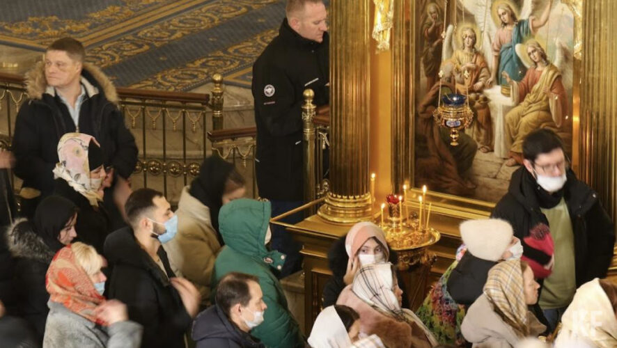 В этом году впервые праздничную службу провели в храме Казанской иконы Божией Матери. Здесь собрались около четырехсот человек.