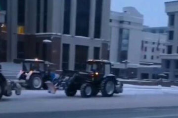 Снегоуборочная техника каталась по кругу перед зданием республиканского парламента.