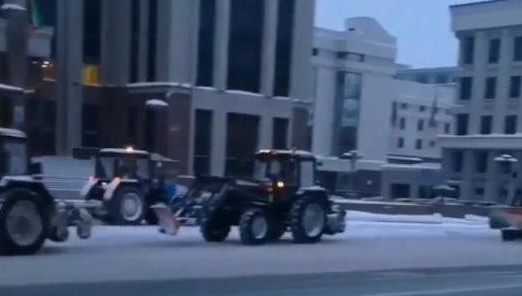 Снегоуборочная техника каталась по кругу перед зданием республиканского парламента.