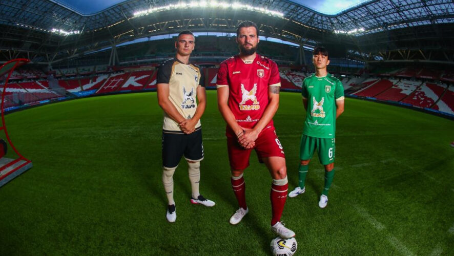 Три комплекта формы в зелёном