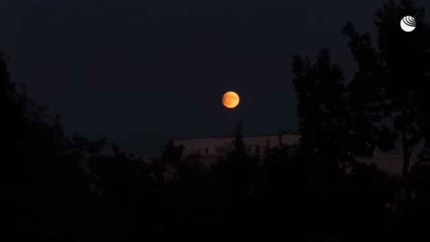Жителям Казани также удалось увидеть лунное затмение.