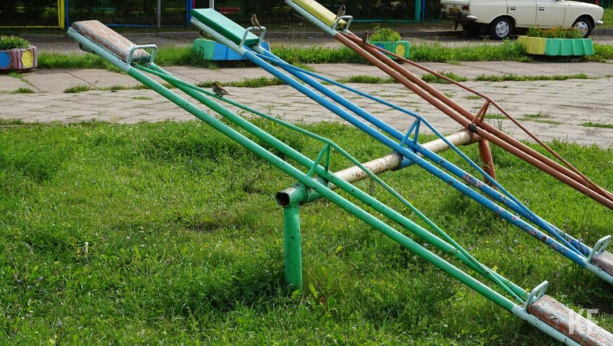 Дети получают травмы из-за сломанных конструкций