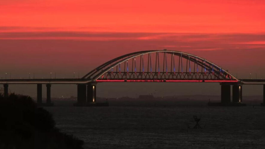 Магазины и онлайн-площадки РФ начали снимать продукцию бренда с продажи.