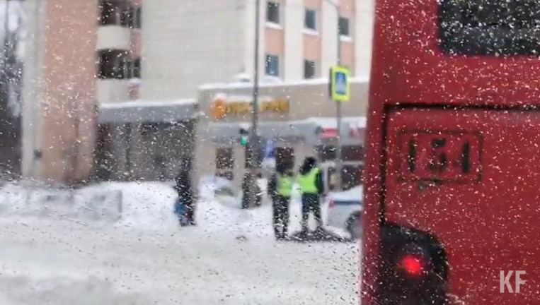Пострадавшей оказывают помощь.