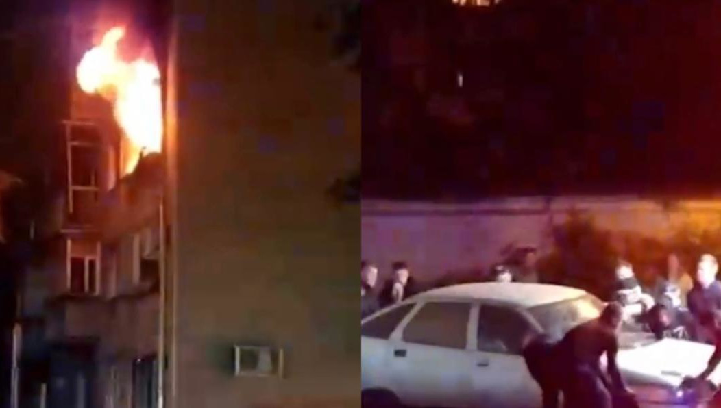 На месте работают пожарные.