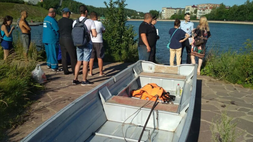 Мужчина купался в необорудованном для этого месте.