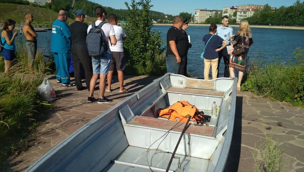 Мужчина купался в необорудованном для этого месте.