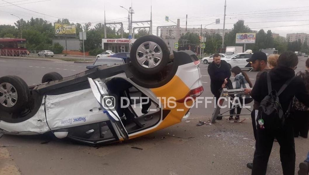 На месте работают сотрудники ГИБДД.