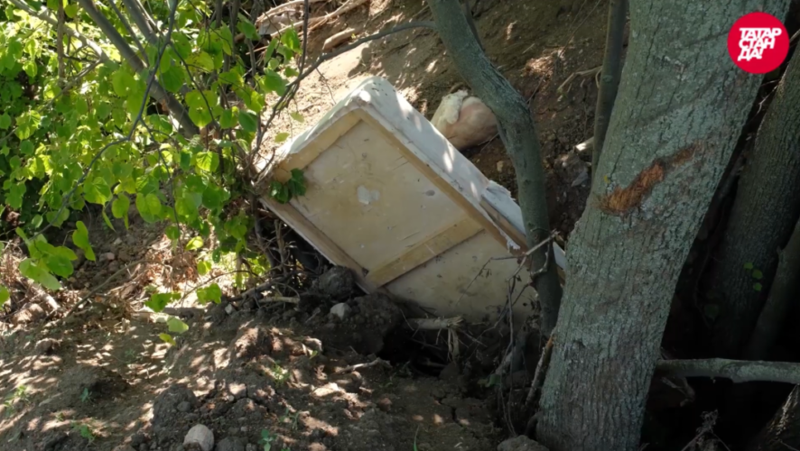 Опасные отходы свезли у Мусульманского кладбища в Пестречинском районе.