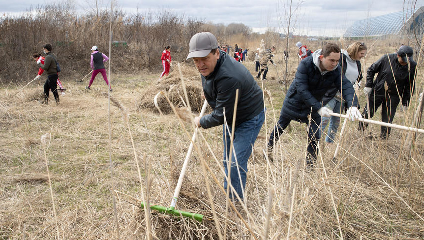 Ильсур Метшин вместе сотрудниками структурных подразделений исполкома вышел на уборку.