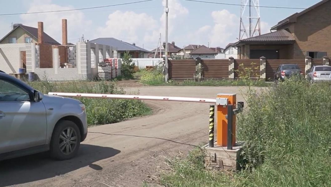 Территория под проезжую часть в посёлке принадлежит частнику и на строительство необходимо скидываться всем поселением. Иначе дорогу перекроют шлагбаумом.