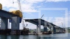В районе удмуртского города Камбарка начинается сооружение автомобильного моста через реку Кама. Строители уже завозят технику и сооружают бытовки. Строительство моста позволит автомобилистам