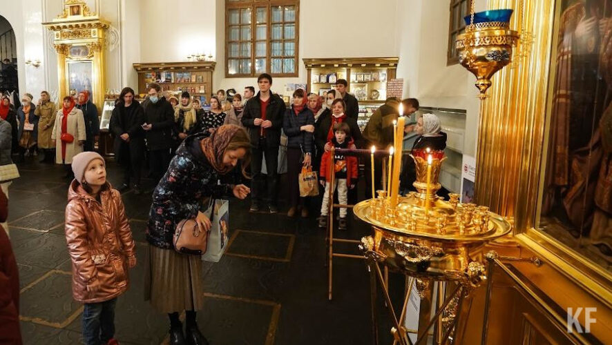 Уже на службе к нему прикоснулись несколько десятков верующих.