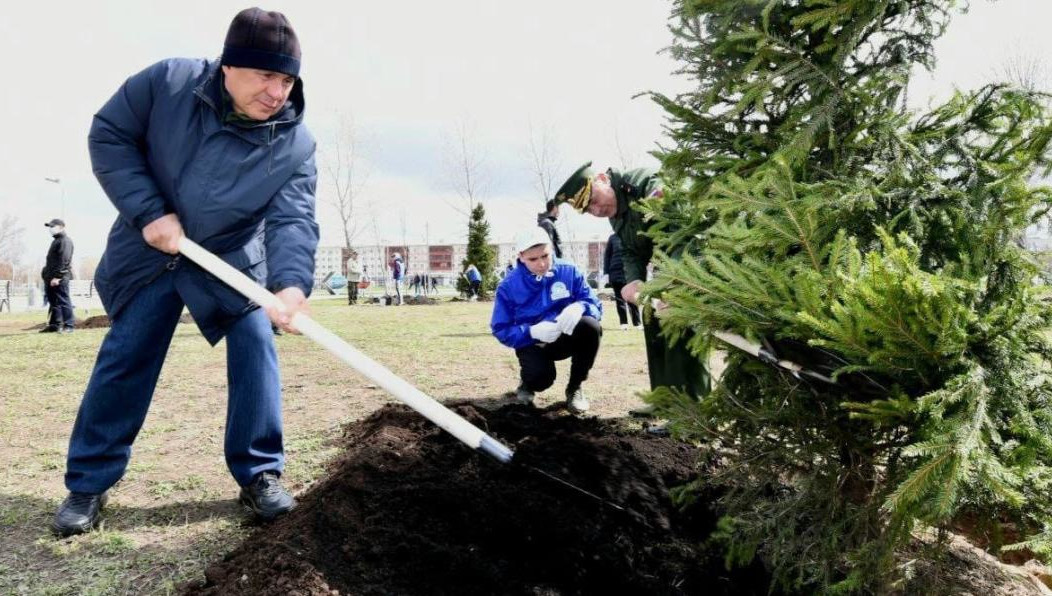 Татарстанский глава высадил в сквере деревья.
