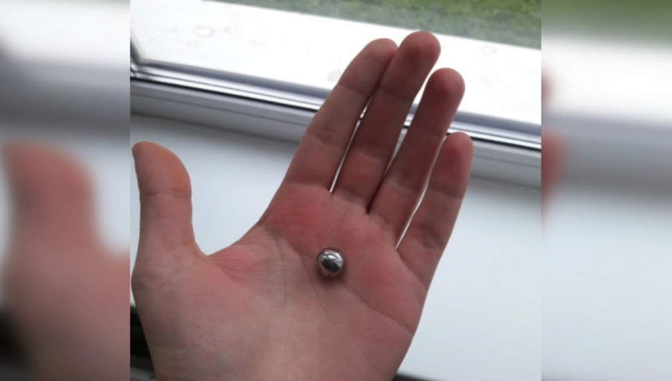 Кроме окон здания и припаркованных машин никто не пострадал.