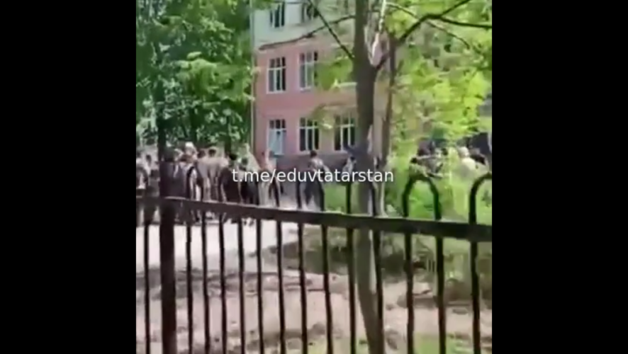 Школьников временно разместили в соседней школе №135.