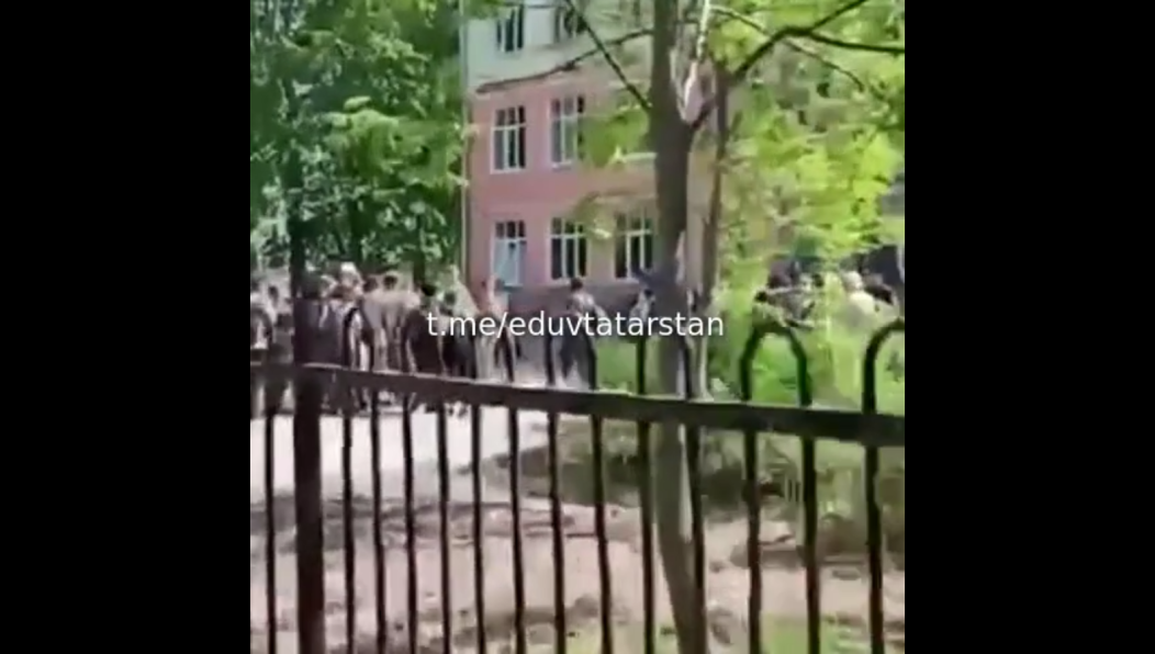 Школьников временно разместили в соседней школе №135.