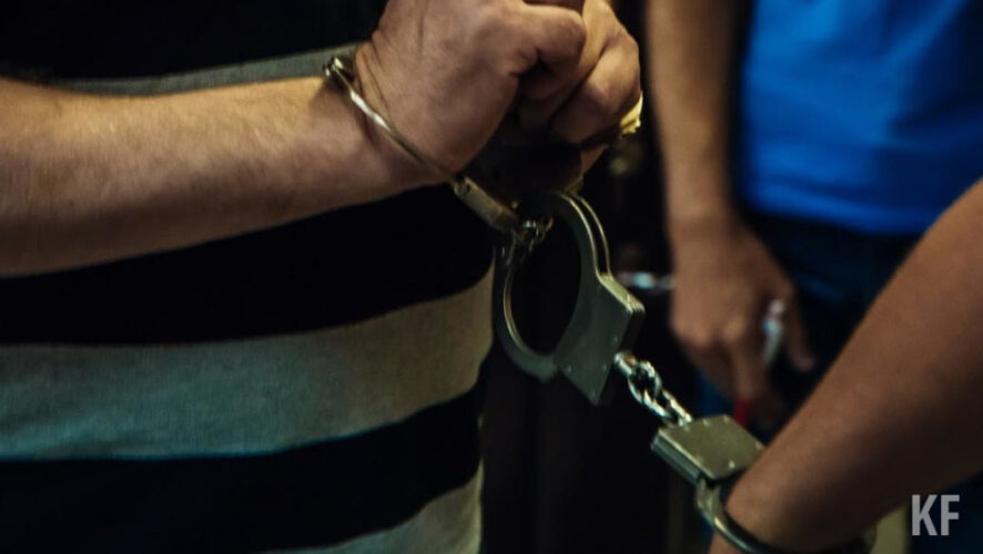 Обоих задержанных передали полицейским.