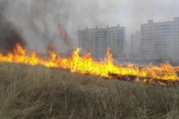Ситуация с возгоранием сухой травы в республике остаётся напряженной.