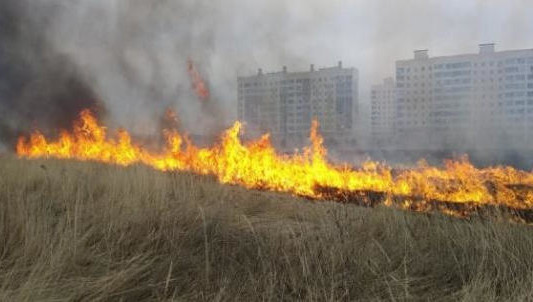 Ситуация с возгоранием сухой травы в республике остаётся напряженной.