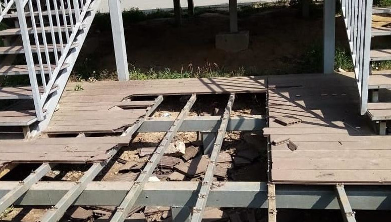 Вандалы в поселке Васильево сломали сцену и исписали столбы надписями.