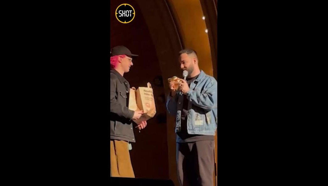 Во время концерта один юморист вынес другому статуэтку.