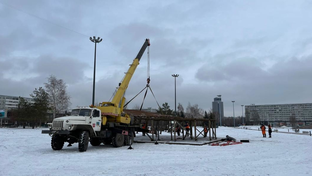 В этом году местные чиновники решили увеличить количество лампочек и гирлянд на главном символе Нового года.