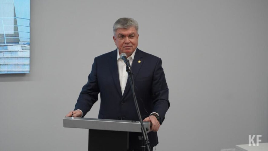 Градоначальника изобразили в виде мускулистого шатена.