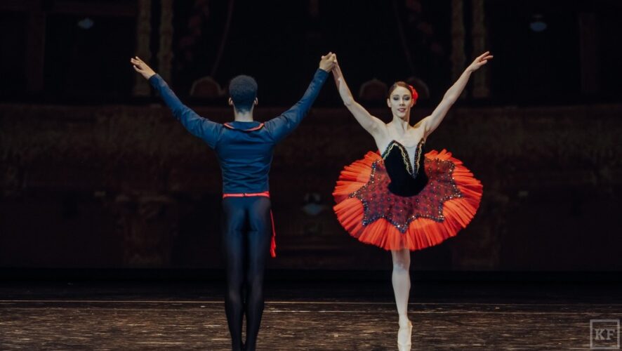 В Казани завершается XXX Международный фестиваль классического балета. Накануне состоялся первый из двух гала-концертов. За вечер зритель успел посмотреть сразу несколько спектаклей