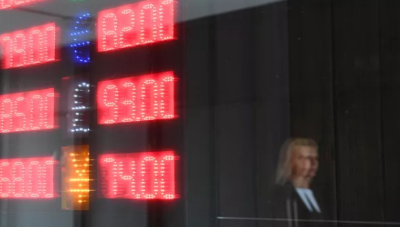 Прошедшая неделя ознаменовалась резким падением рубля и удорожанием доллара и евро. В последний раз рубль так сильно ослабевал только в марте 2022 года. Разобрались в причинах с экспертами и узнали