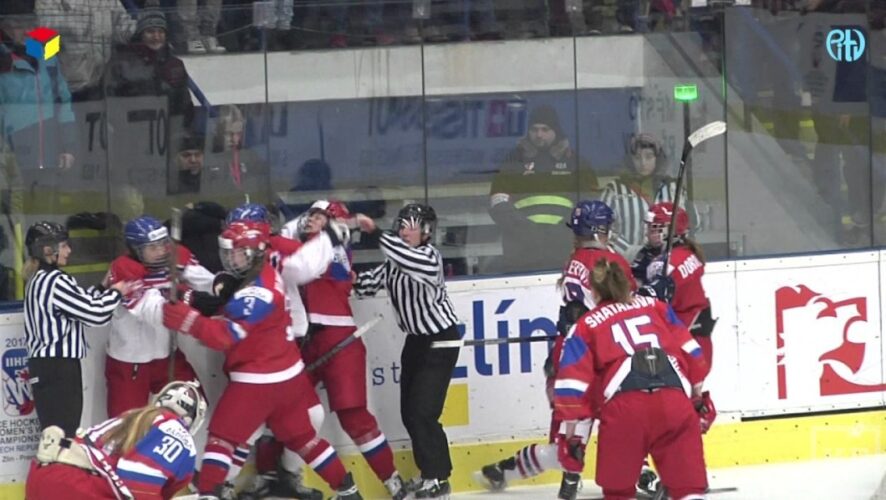 Драку устроили хоккеистки сборных России и Чехии в четвертьфинале молодежного Чемпионата мира по хоккею среди женщин