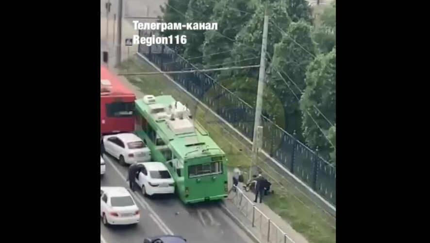 Также в аварию оказались втянутыми две легковушки.