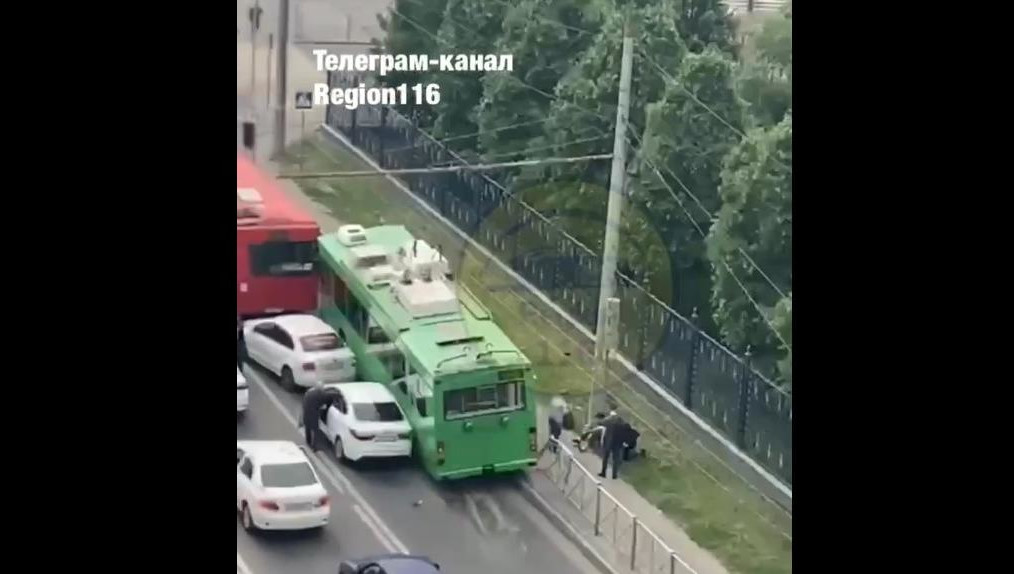 Также в аварию оказались втянутыми две легковушки.