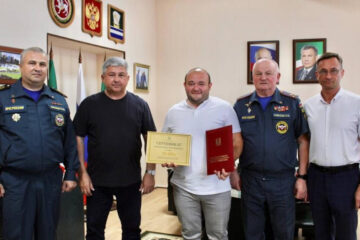 Мужчине вручили сертификат на премию в 50 тысяч рублей и водонепроницаемый смартфон.