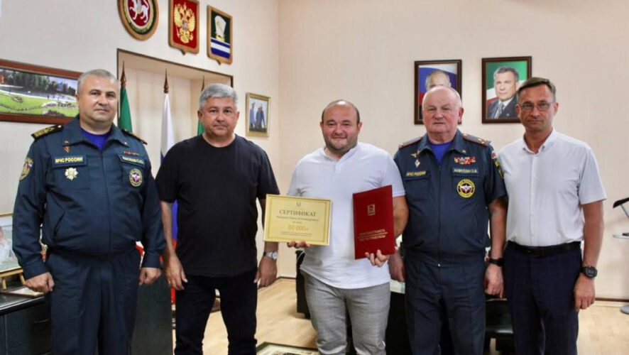 Мужчине вручили сертификат на премию в 50 тысяч рублей и водонепроницаемый смартфон.