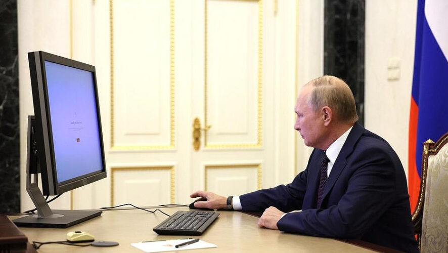 Президент России назвал электронную систeму голосoвания удобной и надёжной.